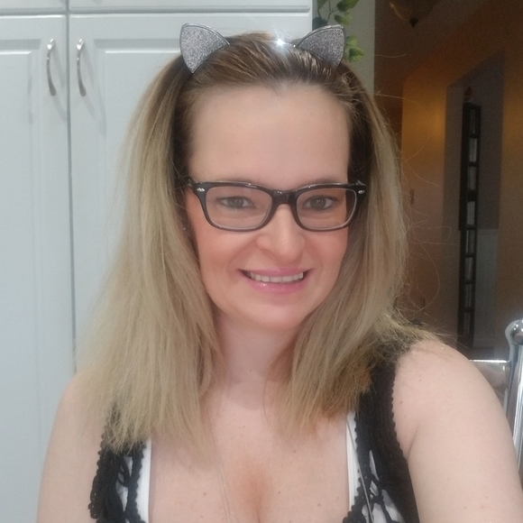 Meet your Posher, Stephanie - Picture 3 of 4